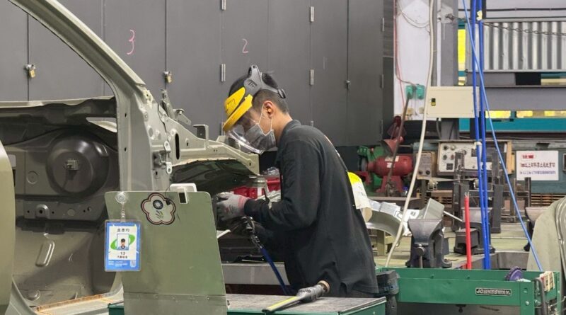 南強工商汽車科呂彥均同學榮獲汽車板金職種國手資格榮耀新北技職